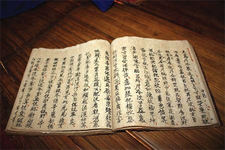 Một quyển sách cổ được viết bằng chữ Nôm của người Tày (Cinet)